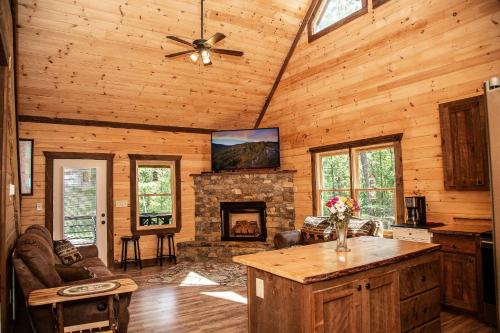 Adore the Smores Rustic mountain charm outdoor spaces and a cozy hot tub in Blue Ridge, USA