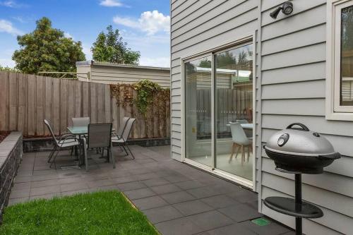 Contemporary & Central in Exclusive Sandy Bay, Sandy Bay