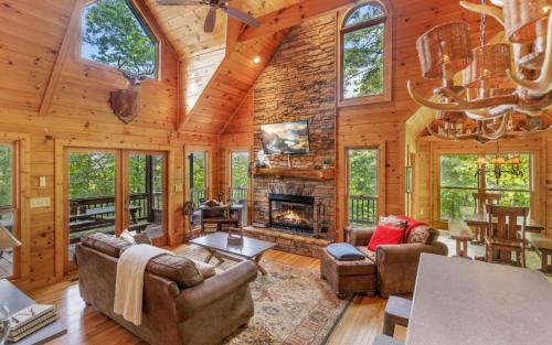 Cabin Fever Firepit rockers 2 fireplaces cozy beds close to Blue Ridge in Blue Ridge, USA