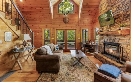 Cabin Fever Firepit rockers 2 fireplaces cozy beds close to Blue Ridge in Blue Ridge, USA