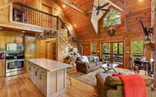 Cabin Fever Firepit rockers 2 fireplaces cozy beds close to Blue Ridge in Blue Ridge, USA