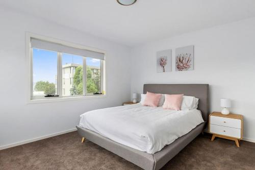 Contemporary with Courtyard by Sandy Bay Delights, Sandy Bay (zdjęcie 4)