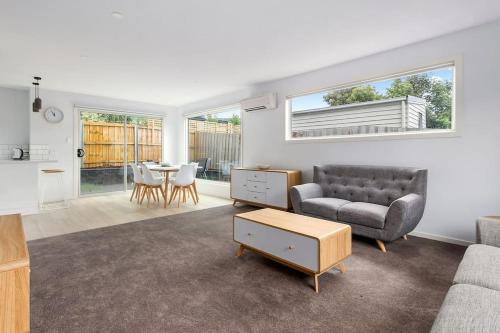 Contemporary with Courtyard by Sandy Bay Delights, Sandy Bay (zdjęcie 5)