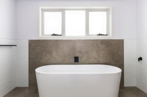 Contemporary with Courtyard by Sandy Bay Delights, Sandy Bay (zdjęcie 8)