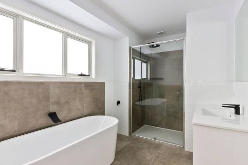 Contemporary with Courtyard by Sandy Bay Delights, Sandy Bay (zdjęcie 7)