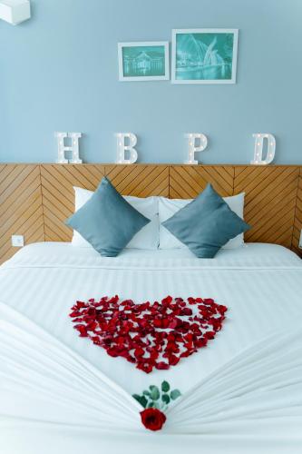Double or Twin Room with Partial Sea View image 10