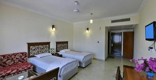 Super Deluxe Double or Twin Room image 9