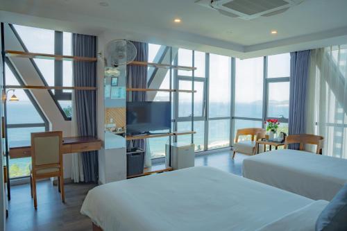 Senior Deluxe Room with Sea View image 10