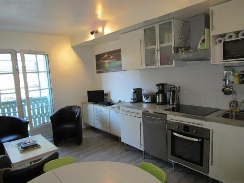 Apartment (6 Adults) room in Appartement 6 pers / Ascenseur / Centre-Ville - FR-1-234-241