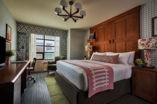 Graduate by Hilton Bloomington Room Type - GRADUATE KING SUITE