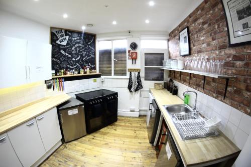 Kitchen, Central Backpackers in Oxford