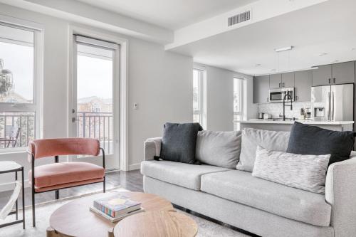 Long Beach 2BR w Gym Pool nr Shops Bars LAX-618 in Long Beach, USA