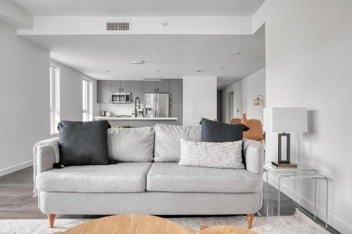 Long Beach 2BR w Gym Pool nr Shops Bars LAX-618 in Long Beach, USA