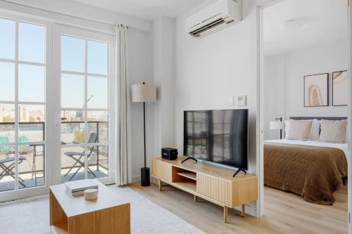 Vinegar Hill 1br w wd roof gym nr TimeOut Building NYC-959 in Brooklyn, USA
