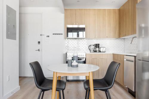 Vinegar Hill 1br w wd roof gym nr TimeOut Building NYC-959 in Brooklyn, USA