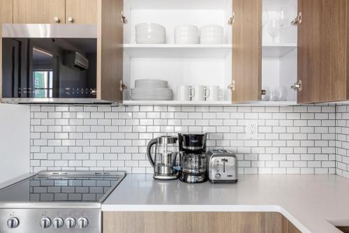 Vinegar Hill 1br w wd roof gym nr TimeOut Building NYC-959 in Brooklyn, USA