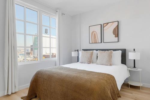 Vinegar Hill 1br w wd roof gym nr TimeOut Building NYC-959 in Brooklyn, USA
