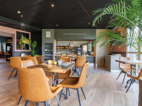 Restaurant, B&B HOTEL Clermont-Ferrand Nord Riom near Auberge des Sources