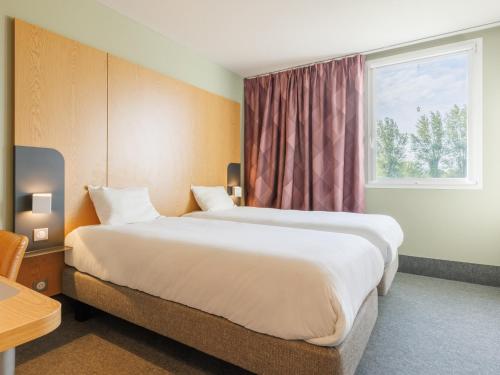 4 twin beds