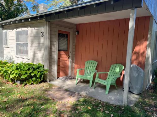 Sleeping Bear Riverside Cabins in Honor, USA