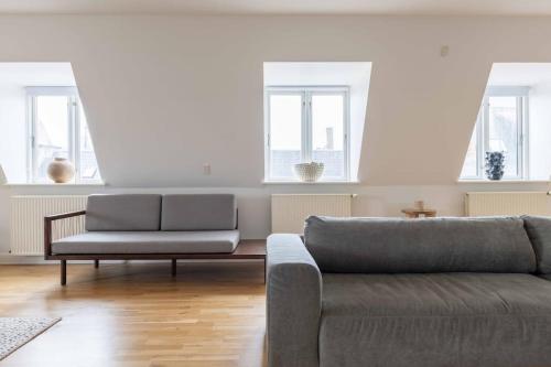 2BR with Amazing City Skyline View - image 3