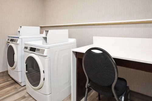 Hampton Inn Clinton - image 7