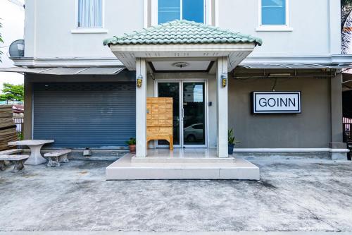 ทางเข้า, โก อินน์ สุวรรณภูมิ แอร์พอร์ต (GO INN Suvarnabhumi Airport) near โรงพยาบาลลาดกระบัง