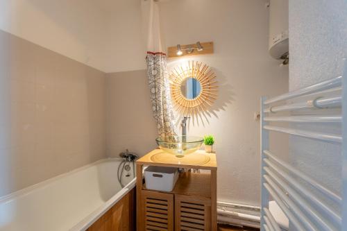 Bathroom, Ski In-Out - Heart of Val Thorens Cosy Apartment, WiFi near La Maison Val Thorens