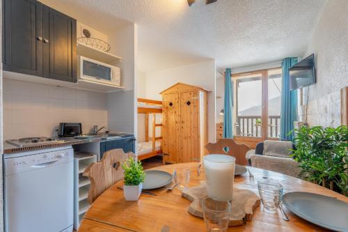 Kitchen, Ski In-Out - Heart of Val Thorens Cosy Apartment, WiFi near La Maison Val Thorens