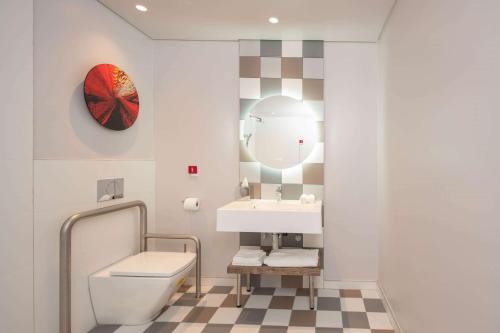 Hampton By Hilton Sandton Grayston Room Type - Queen Room - Accessible