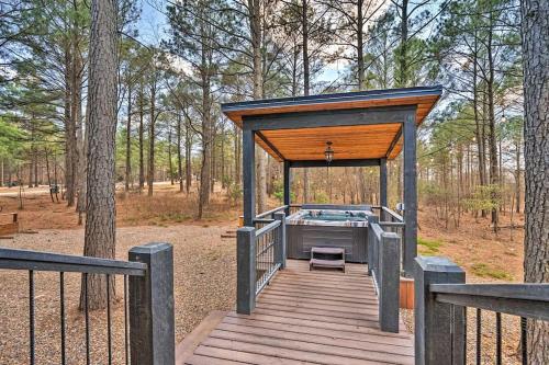 Family Getaway, Hot Tub, Firepit! in Broken Bow, USA