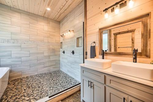 Family Getaway, Hot Tub, Firepit! in Broken Bow, USA