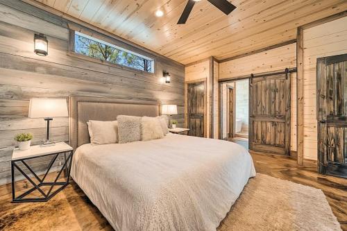 Family Getaway, Hot Tub, Firepit! in Broken Bow, USA
