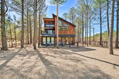 Family Getaway, Hot Tub, Firepit! in Broken Bow, USA