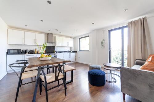 Modern 3 Bed & 3 Bathrooms Flat, Hackney Downs, Londýn