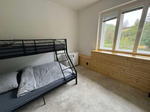 2 twin beds, 2 bunk beds