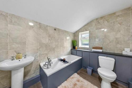 Fürdőszoba, Apartment Sleeps 7 with Free Parking in Chatham Central