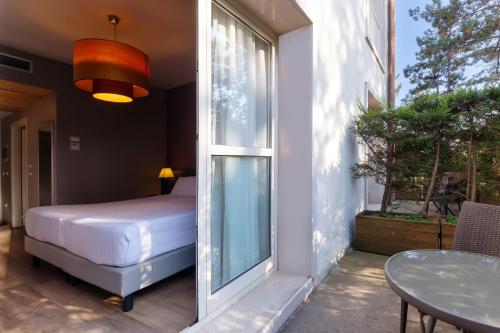 1 queen bed, 2 twin beds