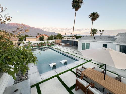 Luminous Villa with pool, bbq and mountain views in Palm Springs, USA