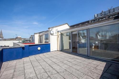 Three-Bedroom Premium Apartment with Balcony image 10