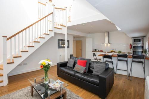 Three-Bedroom Premium Apartment with Balcony room in Grafton Street District Apartments
