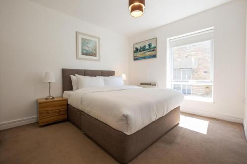 Three-Bedroom Premium Apartment with Balcony image 6