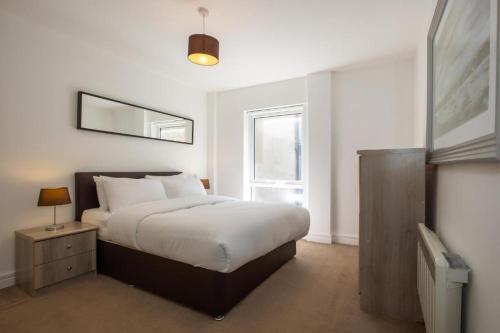 Three-Bedroom Premium Apartment with Balcony image 4