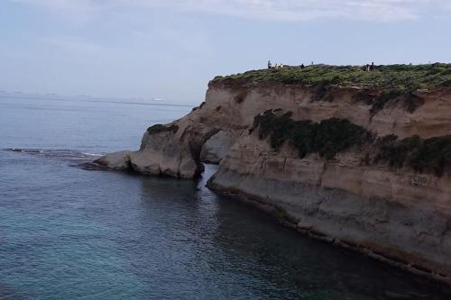 Spotless apartment with views of St Thomas bay in มาสคาลา