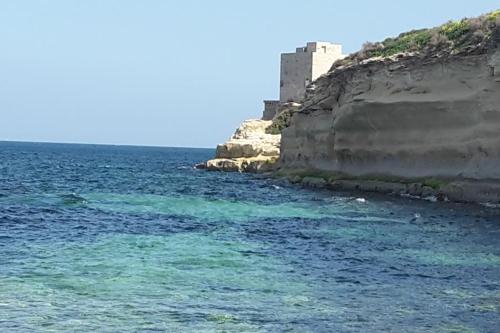 Spotless apartment with views of St Thomas bay in มาสคาลา