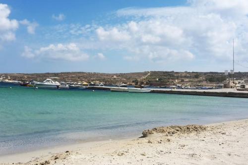 Spotless apartment with views of St Thomas bay in มาสคาลา