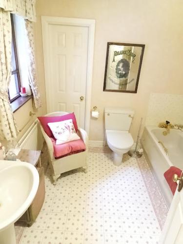 Pinewood Lodge Guest House - image 10