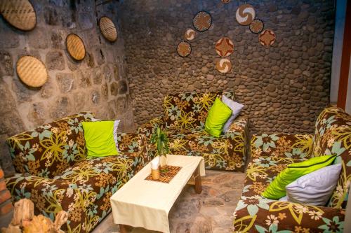 บริการและสิ่งอำนวยความสะดวก, Karisimbi Cave Resort in รูเฮนเกรี