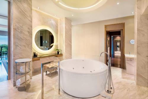 Bathroom, Hilton Bangkok Suvarnabhumi Golf Resort & Spa in Bang Na