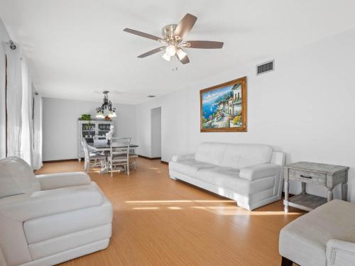 Centrally located spacious estate on 20 acres with a salt pool in Oviedo, USA